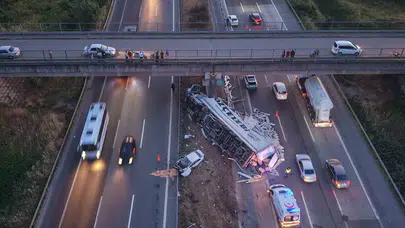 TEM Otoyolu’nda can pazarı: Halı yüklü tır otomobili biçti, ortalık savaş alanına döndü