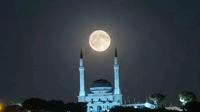 Edremit semalarında kartpostallık buluşma: Dolunay Ulu Cami ile aynı karede