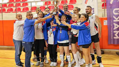 Akademisyenlerin saha başarısı: MSKÜ voleybol takımı kürsüye ambargo koydu