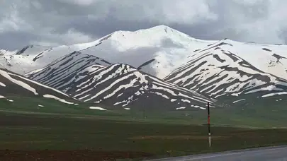 Van'da baharın gelişiyle dağlar tuvale dönüştü: Doğanın kendi elleriyle çizdiği zebra desenleri