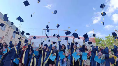 Gördes’te 250 genç için yeni bir dönem: Diplomalarını aldılar, geleceğe kanat açtılar