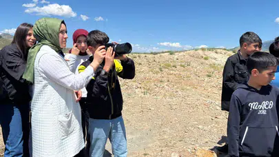 Dürbünleri ellerine aldılar, doğanın gizemli dünyasına adım attılar: Oltulu öğrenciler yaban hayatını keşfediyor