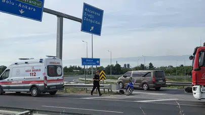 Düzce'de sabah saatlerinde yürekleri ağza getiren kaza: Motosikletli sürücü bariyerlere çarptı