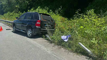 Artvin'de korkutan kaza: Bariyerler otomobilin kalbine saplandı