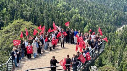 Gençler rotayı Akgöl'e çevirdi: 7 kilometrelik yürüyüşle zirveye ulaştılar