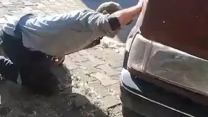 Otomobilin kaputuna gizlenen davetsiz misafir: Sürücü gördüğüne inanamadı