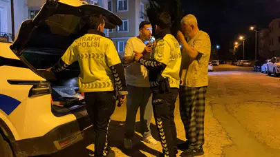Kaza yaptı, kaçtı, direksiyon başında sızdı: Polis hem uyandırdı hem alkolmetreyi öğretti