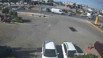 Bodrum’da dehşet anları: Kavşakta çarpışan motosikletten yola savruldular
