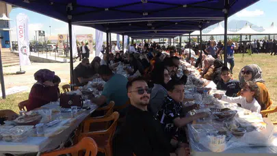 Van Gölü kıyısında gastronomi şöleni: Dünya Kahvaltı Günü’nde barış sofrası kuruldu