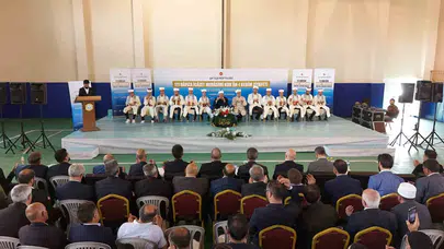Erzurum’un Çat ilçesinde manevi bir şölen: 111 genç hafızlık tacını taktı
