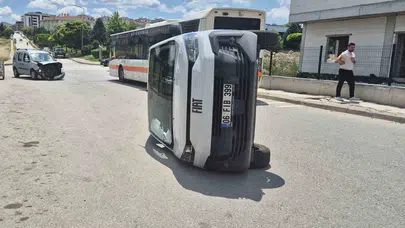 Eskişehir'de trafik dehşeti: PTT aracı çarpmanın etkisiyle yan yattı