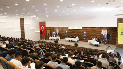 Genç beyinler kürsüde karşı karşıya: Teknoloji özgürleştiriyor mu, esir mi alıyor?