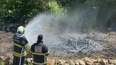 Antakya’da korkutan yangın: Alevler yerleşim yerlerine ulaşmadan söndürüldü