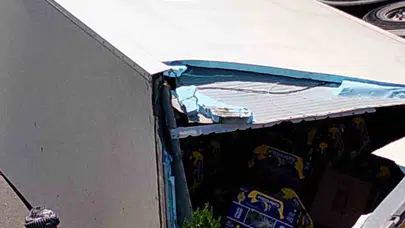 Gaziantep-Nizip yolunda tonlarca muz yola saçıldı: Sürücü ölümden döndü