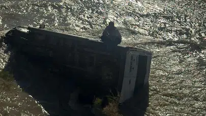 Zap Suyu’nda ölümle burun buruna: Geceyi devrilen minibüsün tepesinde geçirdi