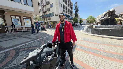 Berlin'den Tokyo'ya tek başına değil, köpeğiyle birlikte pedal çeviriyor: Amacı sadece dünyayı gezmek değil, Filistin'in çığlığını dünyaya duyurmak.