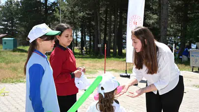 Demirci’de gökyüzü renklendi: Miniklerin uçurtma keyfi protokolü de çocuklaştırdı