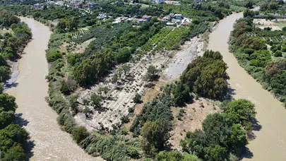 Asi Nehri taştı, çiftçinin emeği sular altında kaldı: 800 ağaçtan geriye taş yığınları kaldı