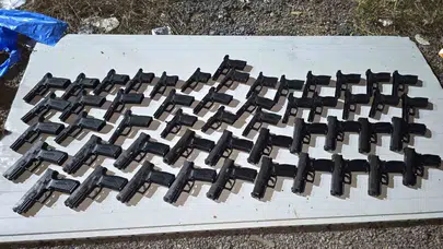 Tuzla'da cephanelik gibi iş yeri: Toprağa gömülü tanktan 20 tabanca çıktı