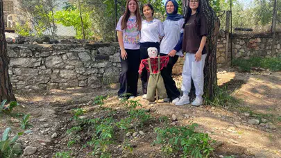 Teneffüs zili artık sadece dinlenmeyi değil üretimi müjdeliyor: Lise bahçesi dev bir laboratuvara dönüştü
