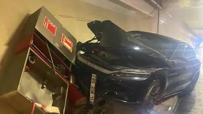 Avrasya Tüneli’nde kaza paniği: Sular altında kaldı, trafik durdu