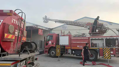 Tarsus’ta kepenk atölyesinde panik dolu anlar: İtfaiye alevlere geçit vermedi