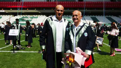 Emeklilik hayallerini rafa kaldırıp diplomaya koştular: 65 yaşında kürsüye birincilikle çıktılar