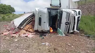 Amasya’da korkutan kaza: Tavuk eti taşıyan tır yoldan çıktı, ortalık savaş alanına döndü