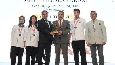 Mutfaktaki yetenekleriyle sınırları aştılar: Cunda’nın genç şeflerine Ayvalık’ta görkemli karşılama