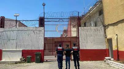 Hırsızlık hükümlüsünün firar macerası kısa sürdü: Jandarma kaçak mahkumu kıskıvrak yakaladı