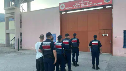Döşemealtı'nda zehir tacirlerine jandarma darbesi: Evlerinden uyuşturucu fabrikası çıktı