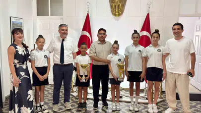 Marmaris'in gurur tablosu: Türkiye şampiyonları makamda ağırlandı