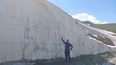 Haziran ayında kış manzarası: Hakkari’de 5 metrelik kar duvarları arasında piknik keyfi