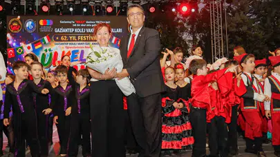 Gaziantep Kolej Vakfı’nda 62. yıl coşkusu: Minik öğrenciler dünya kültürlerini sahneye taşıdı