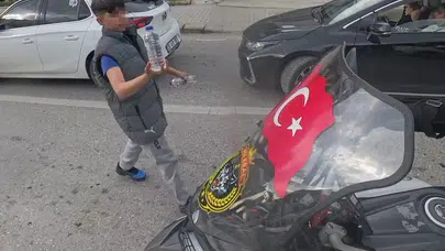 Bayrağa olan sevgi Eskişehir sokaklarında duygulandırdı: Küçük çocuğun jesti kask kamerasında