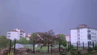 Bolu’da gökyüzü renk değiştirdi: Şimşekler geceyi gündüze çevirdi