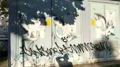 Manisa’da sanat düşmanlığı: Leylekli trafo boyalarla tanınmaz hale getirildi