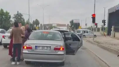 Adana trafiğinde dehşet anları: Yol verme kavgası yumruklu arbedeye dönüştü