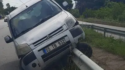 Bafra yolunda dehşet anları: Bariyerlere çarpan otomobildeki 4 kişi hastanelik oldu