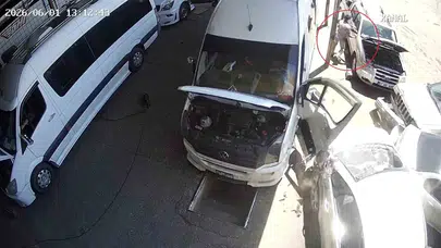Antalya’da dehşet anları: Kontrolden çıkan otomobil sanayi sitesini birbirine kattı