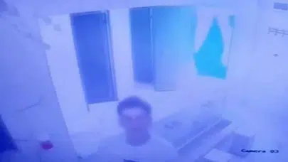 Konya'da pes dedirten hırsızlık: Aynada saçını düzelttiler, kamerayı söküp gittiler