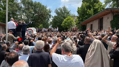 Meclis kapısında gergin bekleyiş: Özgür Özel destekçilerine seslendi