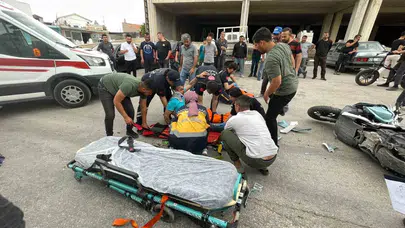 Karaman’da iki tekerlek üzerinde korku dolu anlar: Cadde ortasında çarpışan sürücüler hastanelik oldu