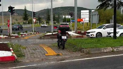 Tavşanlı’da korkutan kaza: Kavşakta çarpışan motosiklet sürücüsü hastanelik oldu