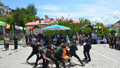 Tercan’da sahne gençlerin: İmam Hatip öğrencileri yetenekleriyle büyüledi