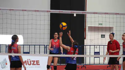 Voleybolun genç yıldızına vefalı veda: Eskişehir’de duygusal açılış