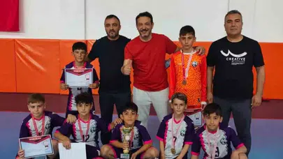 Sivas’ta geleceğin yıldızları sahne aldı: Futsal turnuvasında kupa heyecanı