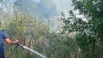 Akköy’de korkutan dumanlar: İtfaiye ekipleri alevlere geçit vermedi