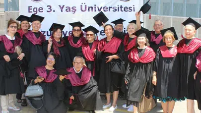 Yaşın sadece bir sayıdan ibaret olduğunu kanıtladılar: Ege’de 140 mezun kep attı
