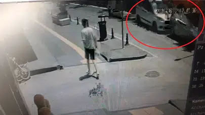 Manavgat’ta kırmızı ışık dehşeti kamerada: Duramayan araç ortalığı birbirine kattı